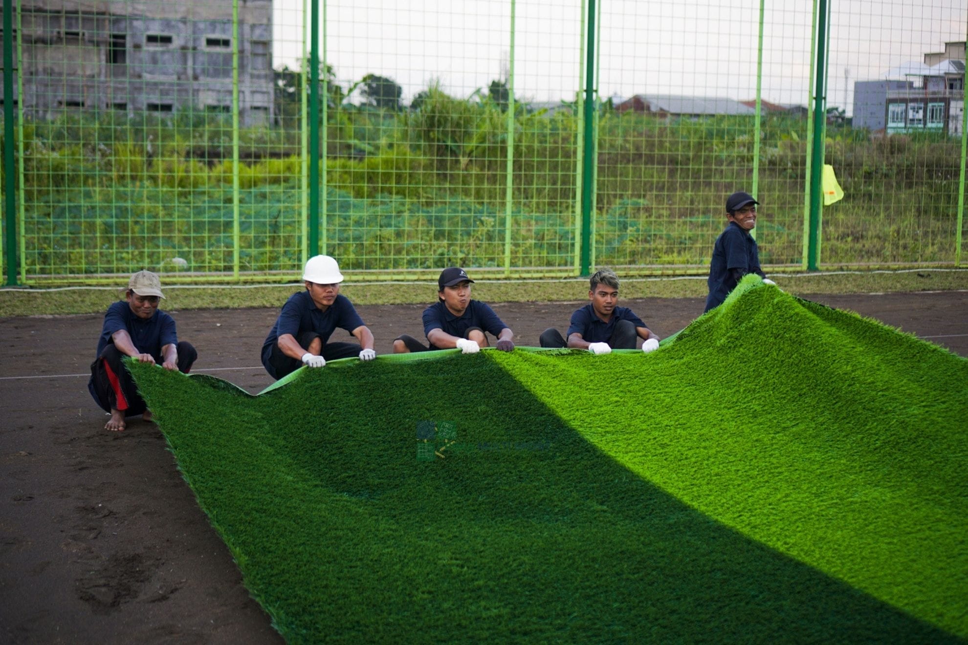 instalasi rumput sintetis